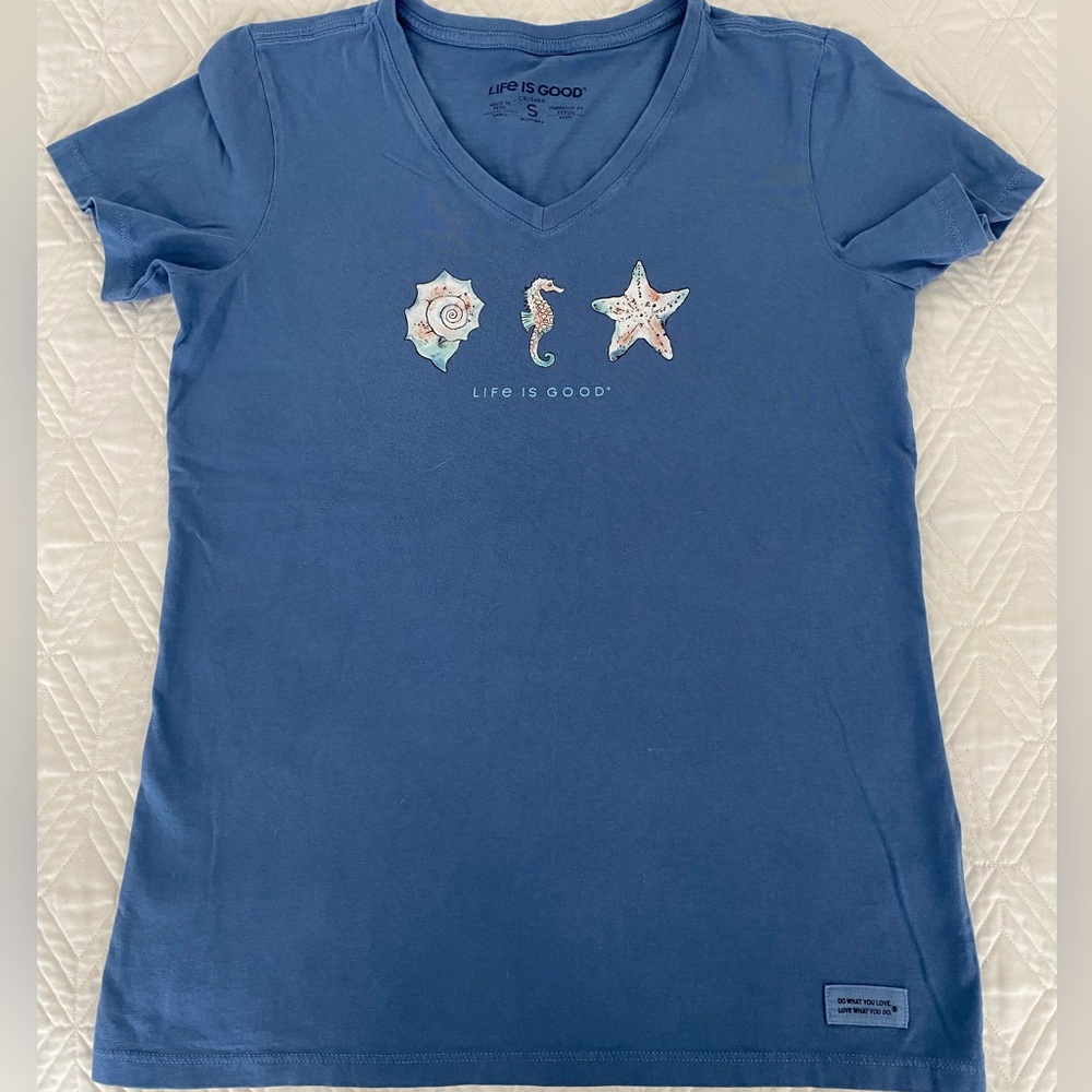 Life Is Good Classic Blue V-Neck Tee seashells seahorse sz S
